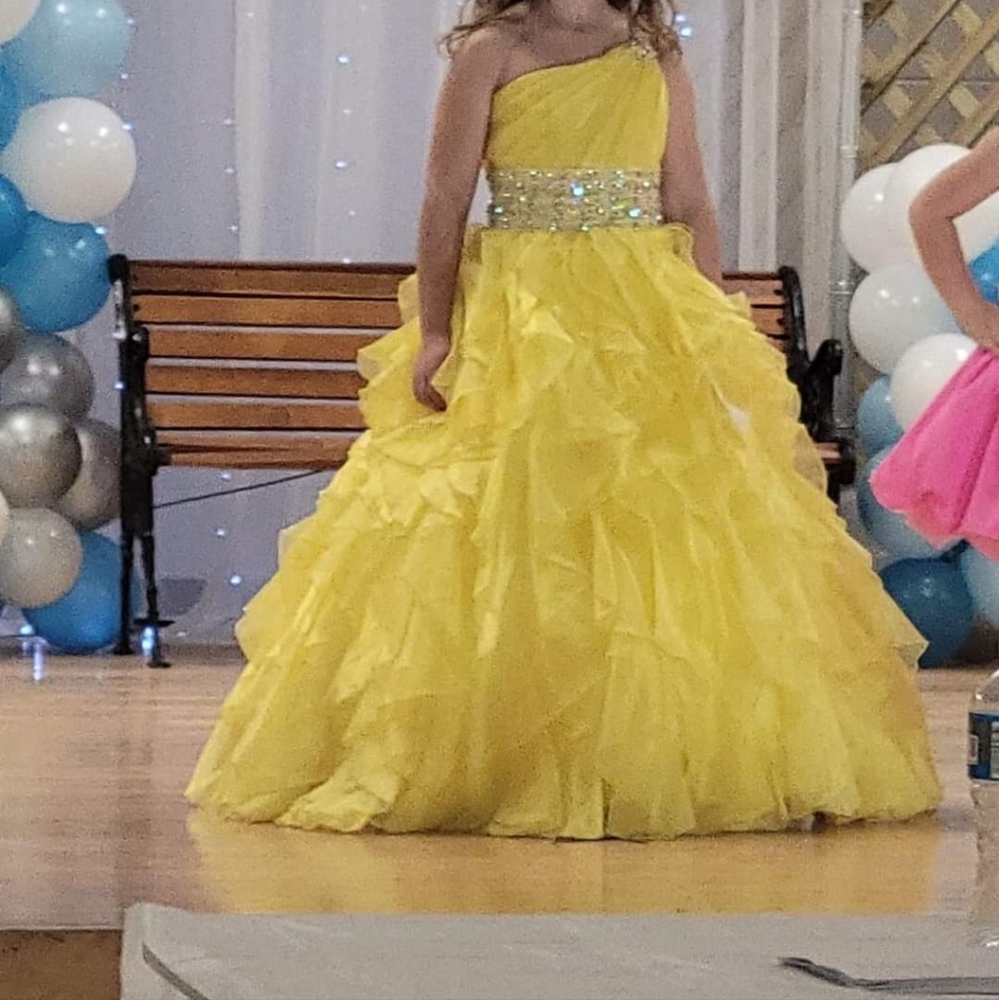 Yellow pageant dress size 5/6